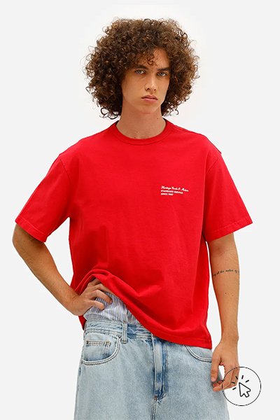 O modelo está usando camiseta vermelha e calça jeans. - o que combina com calça jeans clara masculina - como usar calça jeans clara masculina