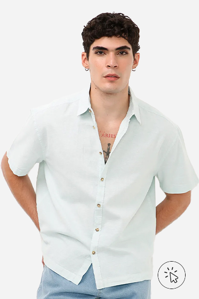O modelo está usando camisa verde claro e calça jeans. - o que combina com calça jeans clara masculina - como usar calça jeans clara masculina