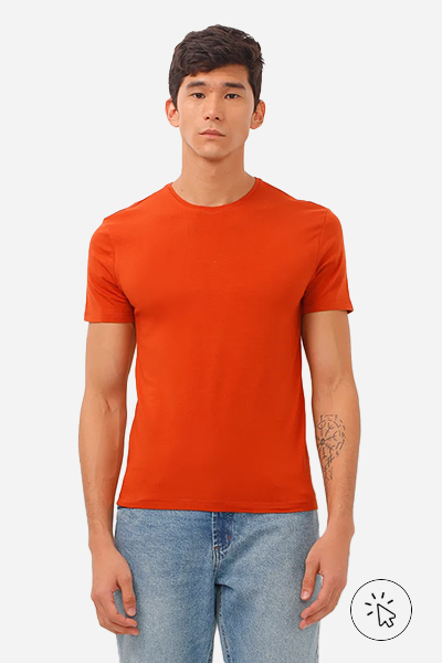 O modelo está usando camiseta laranja e calça jeans. - o que combina com calça jeans clara masculina - como usar calça jeans clara masculina