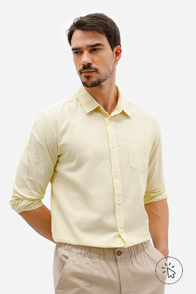 O modelo está usando camisa amarelo claro e calça bege. - o que combina com calça jeans clara masculina - como usar calça jeans clara masculina