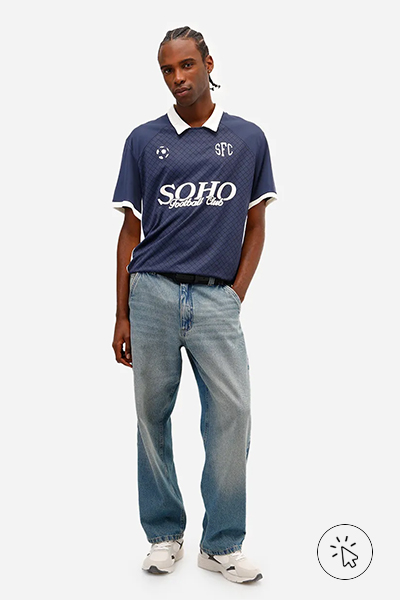 O modelo está usando uma polo azul esportiva, calça jeans clara, tênis casual. - o que combina com calça jeans clara masculina - como usar calça jeans clara masculina
