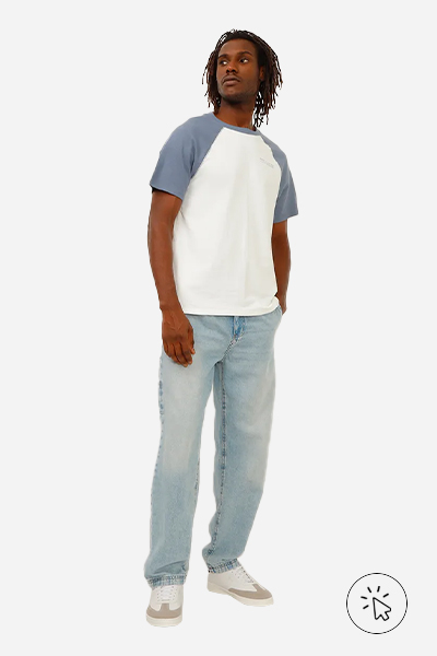 O modelo está usando uma camiseta branca e azul, calça jeans clara e tênis casual. - o que combina com calça jeans clara masculina - como usar calça jeans clara masculina