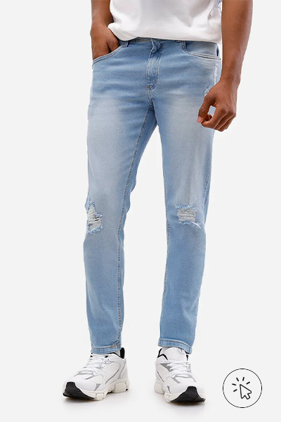 A foto está focada na cintura pra baixo do modelo, que está usando jeans e tênis esportivo. - o que combina com calça jeans clara masculina - como usar calça jeans clara masculina