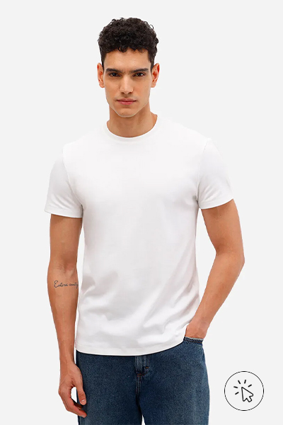 O modelo está usando camiseta off-white e calça jeans escura. - o que combina com calça jeans clara masculina - como usar calça jeans clara masculina