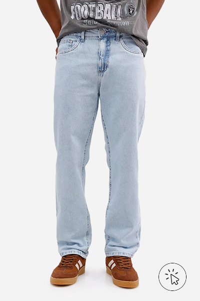 A foto está focada na cintura pra baixo do modelo, que está usando jeans claro e tênis casual. - o que combina com calça jeans clara masculina - como usar calça jeans clara masculina