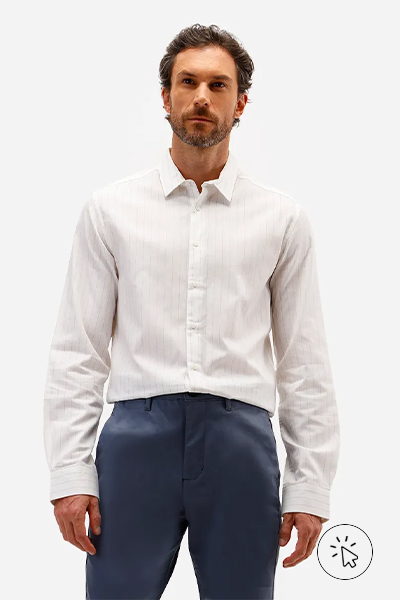 O modelo está usando camisa off-white e calça escura. - o que combina com calça jeans clara masculina - como usar calça jeans clara masculina