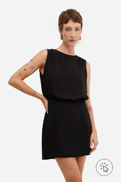 Modelo veste vestido curto blusê com decote redondo preto - tecidos que não desbotam