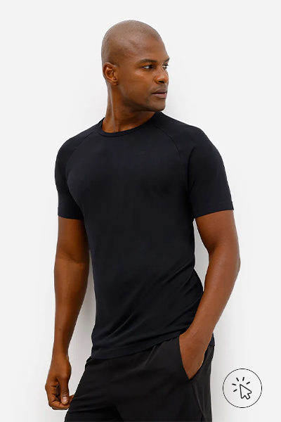 Modelo veste camiseta masculina esportiva ACE texturizada preta e short ACE preto - tecidos que não desbotam