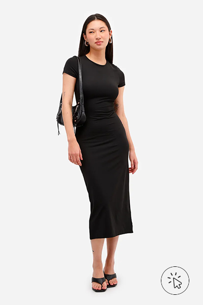 Modelo veste vestido básico de poliamida com fenda preto, tamanco de bico quadrado preto e bolsa shoulder preta. - tecidos que não desbotam