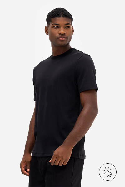 Modelo veste camiseta de algodão peruano bold manga curta preta e bermuda baggy de alfaiataria com pregas preta. - tecidos que não desbotam