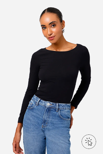 Modelo veste blusa de algodão peruano de manga longa Mindset preta e calça reta jeans Mindset azul - tecidos que não desbotam