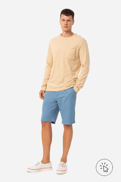Modelo veste bermuda reta de sarja azul clara e camiseta manga longa amarela - cores que combinam com amarelo - que cores combinam com amarelo