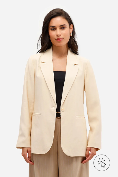 Modelo veste blazer feminino de alfaiataria com viscose amarelo claro - cores que combinam com amarelo - que cores combinam com amarelo