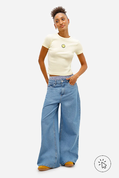 Modelo veste blusa baby look feminina de algodão canelada Smiley amarela e calça jeans baggy  - cores que combinam com amarelo - que cores combinam com amarelo