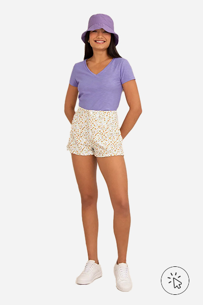 Modelo veste blusa feminina básica flamê decote V manga curta roxa lilás e short de cintura alta amarelo claro - cores que combinam com amarelo - que cores combinam com amarelo