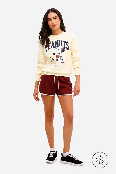 Modelo veste blusão feminino de moletom Snoopy amarelo claro e short esportivo marrom - cores que combinam com amarelo - que cores combinam com amarelo