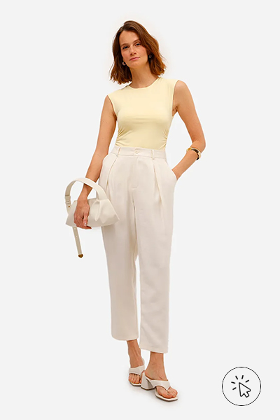 Modelo veste body feminino de poliamida franzido com recrote amarelo e calça de cintura alta bege - cores que combinam com amarelo - que cores combinam com amarelo