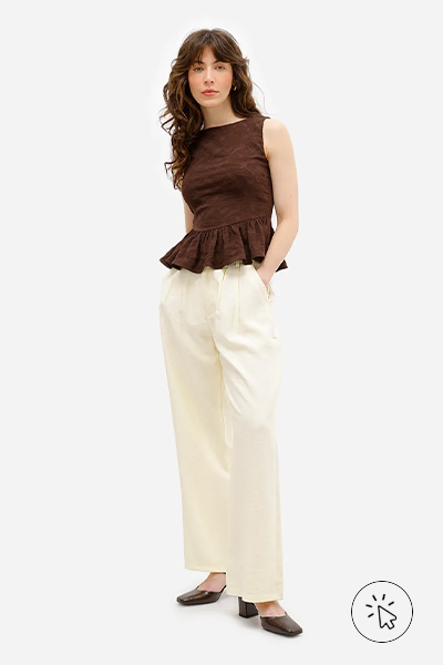 Modelo veste blusa com peplu marrom e calça wide leg feminina de viscose texturizada amarela - cores que combinam com amarelo - que cores combinam com amarelo
