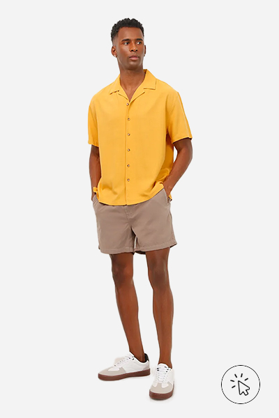 Modelo veste camisa de linho manga curta amarelo mostarda e short bege - cores que combinam com amarelo - que cores combinam com amarelo