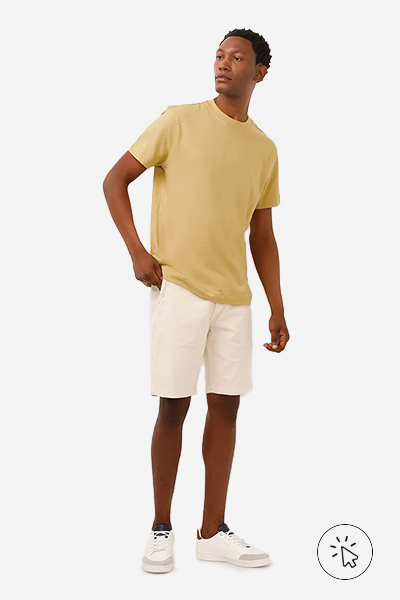 Modelo veste camiseta comfort com linho amarela e bermuda bege - cores que combinam com amarelo - que cores combinam com amarelo