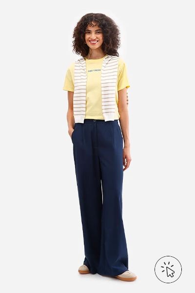 Modelo veste camiseta feminina de algodão Daily Fresh amarelo claro - cores que combinam com amarelo - que cores combinam com amarelo