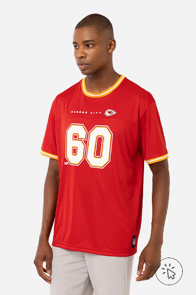 Modelo veste camiseta masculina oversized NFL Chiefs vermelha com detalhes em amarelo - cores que combinam com amarelo - que cores combinam com amarelo