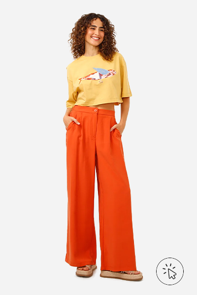 Modelo veste cropped de algodão peixe Jade Marangolo amarelo médio e calça wide leg de viscose laranja - cores que combinam com amarelo - que cores combinam com amarelo