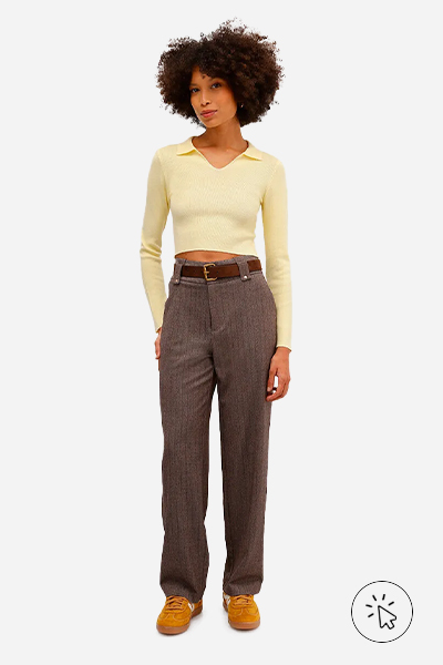 Modelo veste polo básica feminina de tricô manga longa amarela - cores que combinam com amarelo - que cores combinam com amarelo