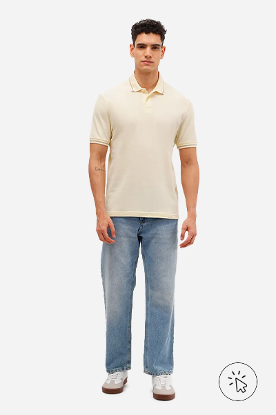 Modelo veste polo básica tradicional de piquet masculina amarela - cores que combinam com amarelo - que cores combinam com amarelo