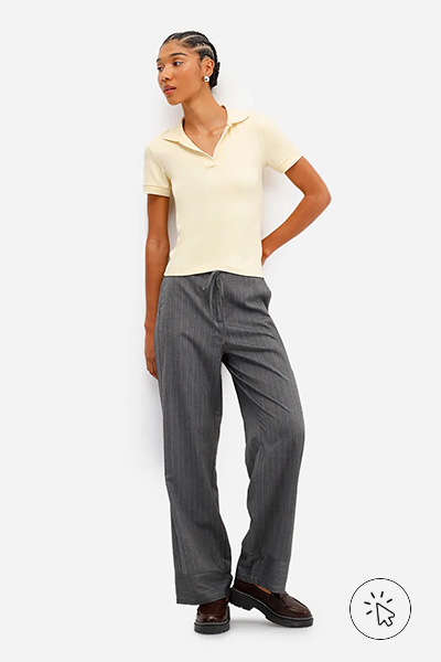 Modelo veste polo feminina de tricô manga curta amarela - cores que combinam com amarelo - que cores combinam com amarelo