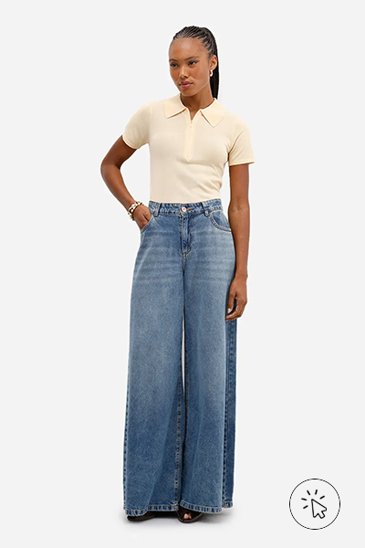 Modelo veste polo menina com zíper invisível em tricô amarelo clara e calça jeans super wide  - cores que combinam com amarelo - que cores combinam com amarelo
