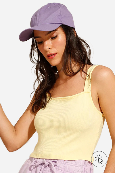 Modelo veste cropped canelada alças largas decote reto amarelo claro e boné lilás - cores que combinam com amarelo - que cores combinam com amarelo