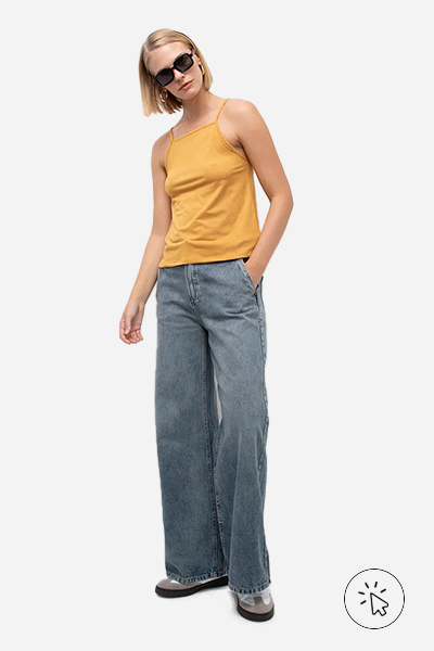 Modelo veste regata de suede halterneck amarelo mostarda - cores que combinam com amarelo - que cores combinam com amarelo