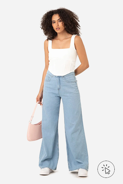 Modelo veste calça wide leg jeans feminina cintura alta azul - dress code - o que é dress code - tipos de dress code