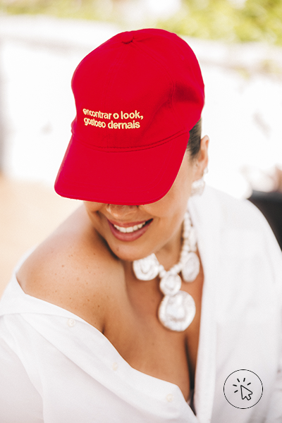 Boné com o bordado "encontrar o look, gostoso demais" distribuído no evento de lançamento da pesquisa "quem encontra o look, sente"