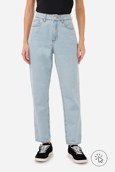 Modelo veste blusa preta, calça mom jeans reta azul-clara e tênis preto com solado branco - roupas anos 80 - look anos 80 - moda anos 80 - como era a moda nos anos 80
