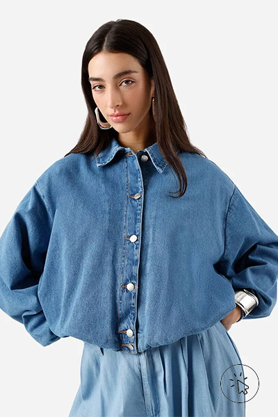 Modelo veste jaqueta cropped balonê jeans e calça aladim jeans - roupas anos 80 - look anos 80 - moda anos 80 - como era a moda nos anos 80