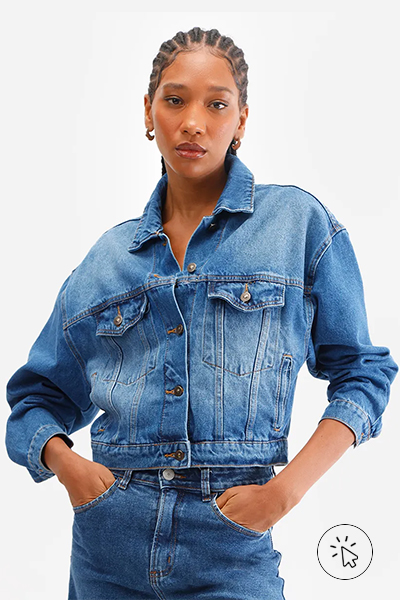 Modelo veste jaqueta jeans azul-clara e calça jeans azul em tom semelhante - roupas anos 80 - look anos 80 - moda anos 80 - como era a moda nos anos 80