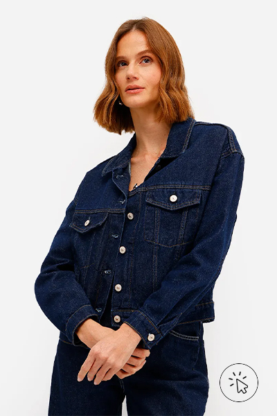 Modelo veste jaqueta jeans azul-escura e calça jeans azul-escura no mesmo tom - roupas anos 80 - look anos 80 - moda anos 80 - como era a moda nos anos 80