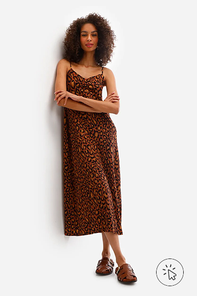 Modelo veste vestido midi de tule dom alças finas e estampa animal print em tons de marrom e rasteirinha marrom com tiras largas - roupas anos 80 - look anos 80 - moda anos 80 - como era a moda nos anos 80