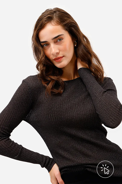 Modelo veste suéter feminino de tricô com lurex canelado preto - roupas anos 80 - look anos 80 - moda anos 80 - como era a moda nos anos 80