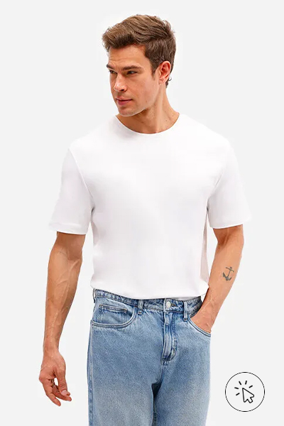 Modelo usando calça jeans clara e camiseta off-white