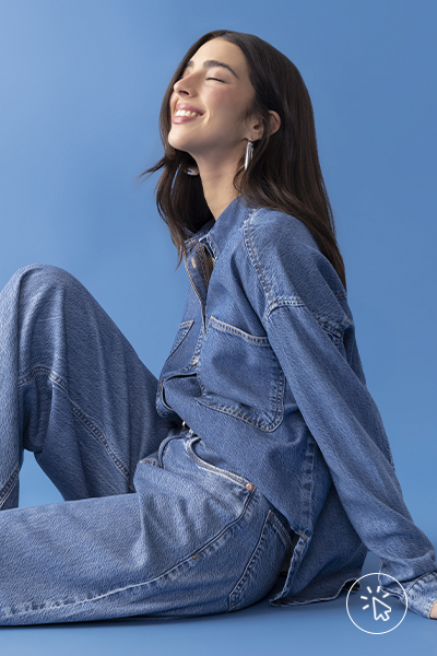 Modelo veste look all jeans com camisa oversized, wide leg e brincos alongados prateados - história do jeans - como surgiu o jeans - como é feito o tecido jeans - tipos de jeans tecido - modelagens de jeans 