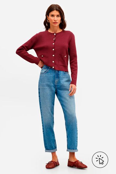 Modelo veste cardigan marrom marsala e calça mom feminina jeans cintura alta azul