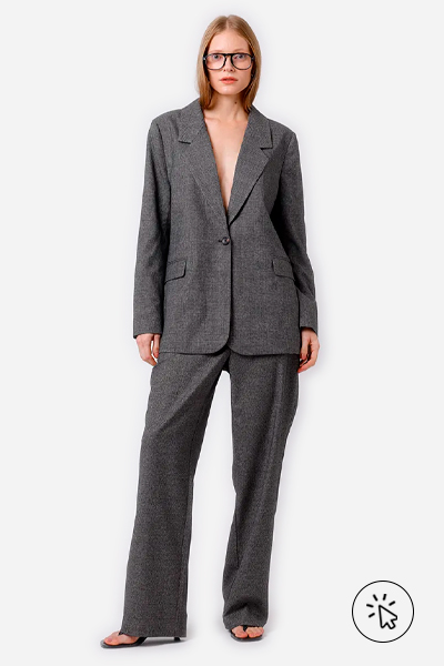 Modelo veste blazer oversized xadrez cinza e calça reta feminina de alfaiataria xadrez Mindset cinza