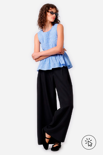 Modelo veste colete de tricô feminino de tricô com fendas azul