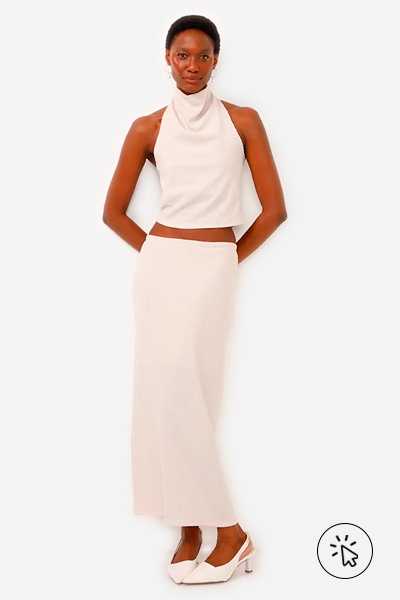 Modelo veste cropped de algodão com renda off-white e saia mídi off-white