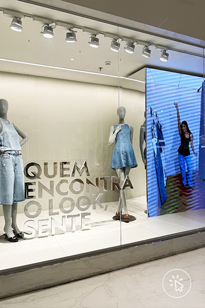 Vitrine da C&A Shopping Morumbi com telão em que aparecem os vídeos feitos na cabine interativa