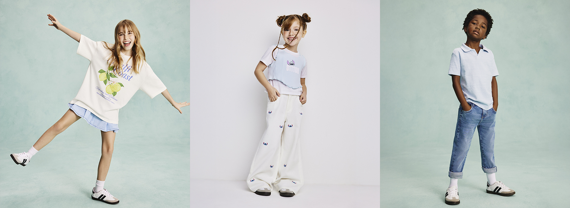 Montagem com três fotos de modelos mirins. Uma está com camiseta e short-saia, a outra com calça e blusa do Stitch, e o terceiro com calça jeans e polo.