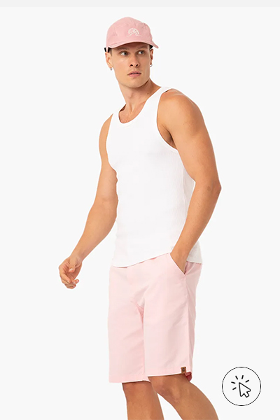 Modelo veste bermuda de sarja rosa claro - cores que combinam com rosa - que cor combina com rosa